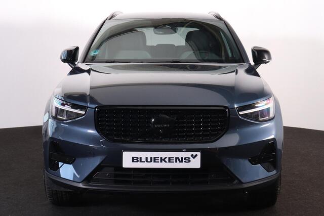Volvo XC40 B3 Plus Black Edition - IntelliSafe Assist & Surround - 360º Camera - Harman/Kardon audio - Verwarmde voorstoelen & stuur - Parkeersensoren voor & achter - Elektr. bedienb. voorstoelen met geheugen links - Draadloze tel. lader - Standkachel - Extra getint