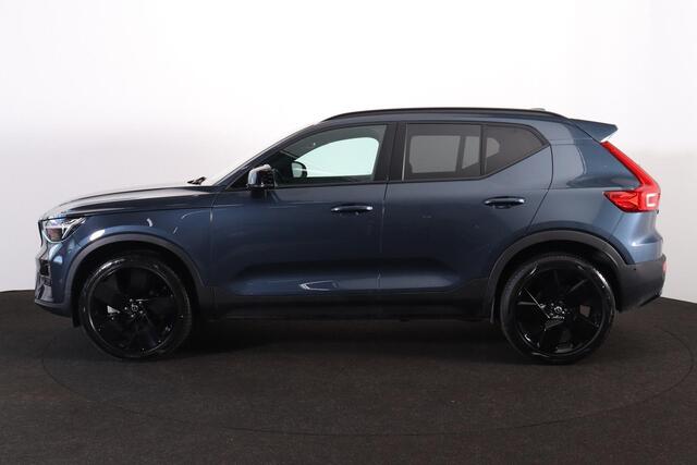 Volvo XC40 B3 Plus Black Edition - IntelliSafe Assist & Surround - 360º Camera - Harman/Kardon audio - Verwarmde voorstoelen & stuur - Parkeersensoren voor & achter - Elektr. bedienb. voorstoelen met geheugen links - Draadloze tel. lader - Standkachel - Extra getint