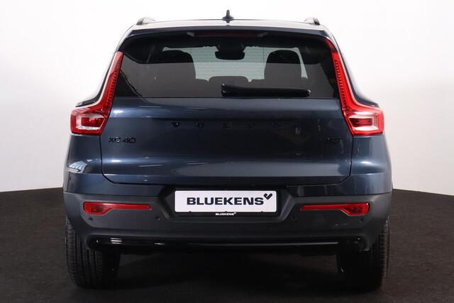 Volvo XC40 B3 Plus Black Edition - IntelliSafe Assist & Surround - 360º Camera - Harman/Kardon audio - Verwarmde voorstoelen & stuur - Parkeersensoren voor & achter - Elektr. bedienb. voorstoelen met geheugen links - Draadloze tel. lader - Standkachel - Extra getint