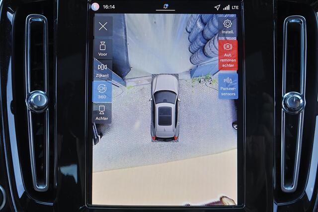 Volvo XC40 B3 Plus Black Edition - IntelliSafe Assist & Surround - 360º Camera - Harman/Kardon audio - Verwarmde voorstoelen & stuur - Parkeersensoren voor & achter - Elektr. bedienb. voorstoelen met geheugen links - Draadloze tel. lader - Standkachel - Extra getint
