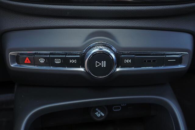 Volvo XC40 B3 Plus Black Edition - IntelliSafe Assist & Surround - 360º Camera - Harman/Kardon audio - Verwarmde voorstoelen & stuur - Parkeersensoren voor & achter - Elektr. bedienb. voorstoelen met geheugen links - Draadloze tel. lader - Standkachel - Extra getint