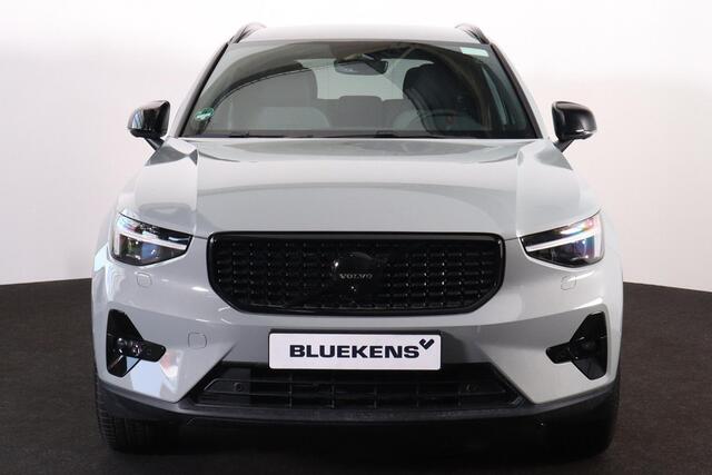 Volvo XC40 B3 Plus Black Edition - IntelliSafe Assist & Surround - 360º Camera - Harman/Kardon audio - Verwarmde voorstoelen & stuur - Parkeersensoren voor & achter - Elektr. bedienb. voorstoelen met geheugen links - Draadloze tel. lader - Extra getint glas - Inklap