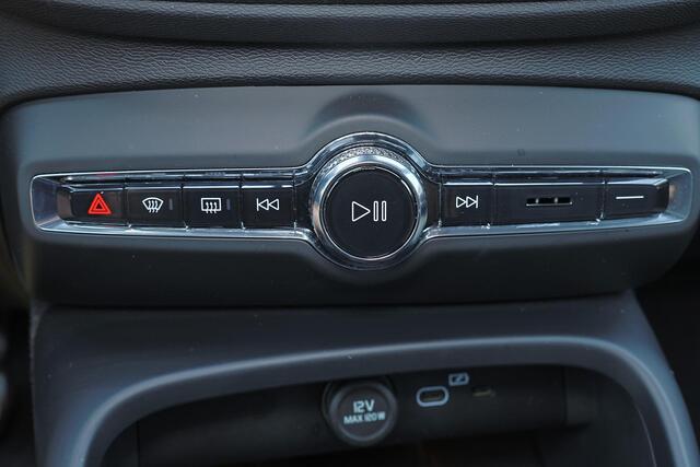 Volvo XC40 B3 Plus Black Edition - IntelliSafe Assist & Surround - 360º Camera - Harman/Kardon audio - Verwarmde voorstoelen & stuur - Parkeersensoren voor & achter - Elektr. bedienb. voorstoelen met geheugen links - Draadloze tel. lader - Extra getint glas - Inklap