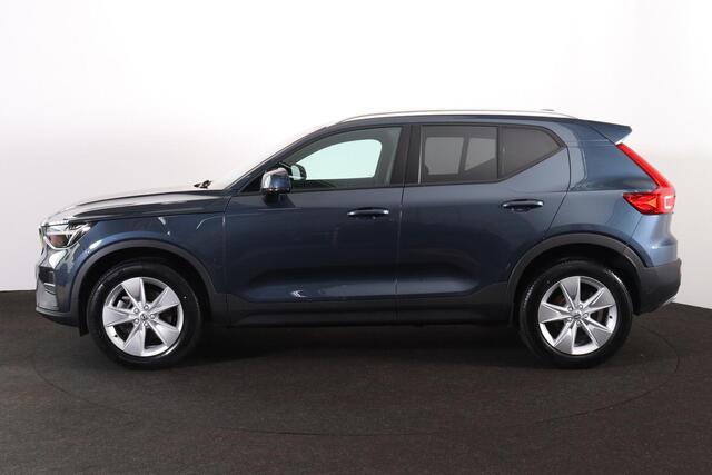 Volvo XC40 B3 Core - IntelliSafe Assist & Surround - Parkeercamera achter - Parkeersensoren voor & achter - Elektr. bedienb. voorstoelen met geheugen links - Extra getint glas - 18' LMV