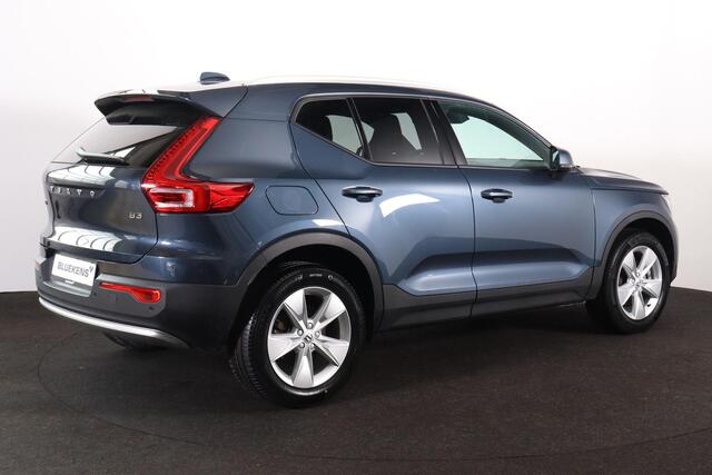 Volvo XC40 B3 Core - IntelliSafe Assist & Surround - Parkeercamera achter - Parkeersensoren voor & achter - Elektr. bedienb. voorstoelen met geheugen links - Extra getint glas - 18' LMV