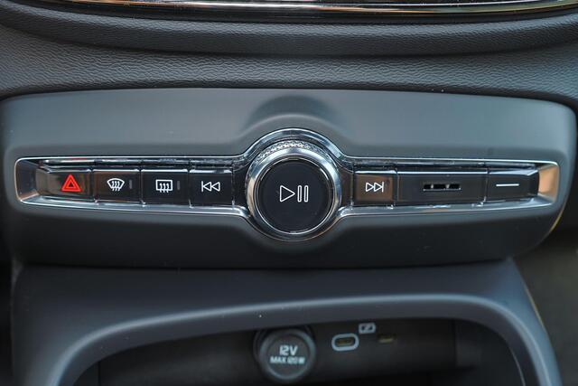 Volvo XC40 B3 Core - IntelliSafe Assist & Surround - Parkeercamera achter - Parkeersensoren voor & achter - Elektr. bedienb. voorstoelen met geheugen links - Extra getint glas - 18' LMV