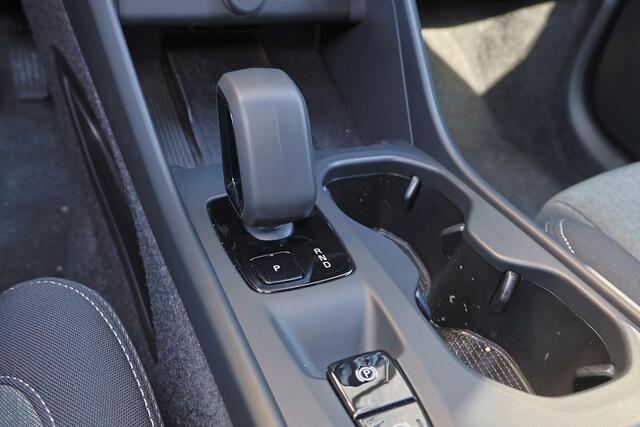 Volvo XC40 B3 Core - IntelliSafe Assist & Surround - Parkeercamera achter - Parkeersensoren voor & achter - Elektr. bedienb. voorstoelen met geheugen links - Extra getint glas - 18' LMV