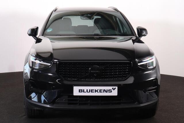 Volvo XC40 B3 Plus Black Edition - IntelliSafe Assist & Surround - 360º Camera - Harman/Kardon audio - Verwarmde voorstoelen & stuur - Parkeersensoren voor & achter - Elektr. bedienb. voorstoelen met geheugen links - Draadloze tel. lader - Standkachel - Extra getint