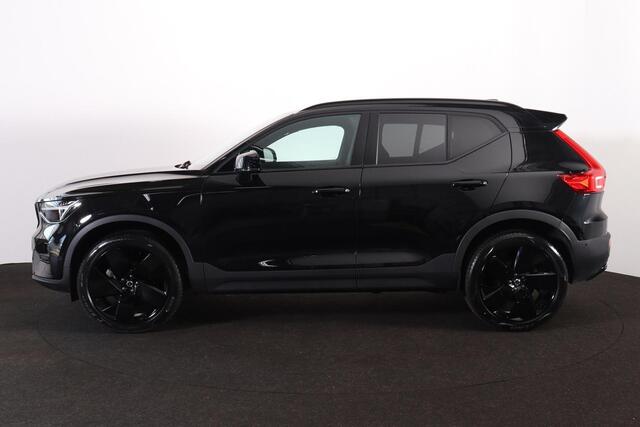 Volvo XC40 B3 Plus Black Edition - IntelliSafe Assist & Surround - 360º Camera - Harman/Kardon audio - Verwarmde voorstoelen & stuur - Parkeersensoren voor & achter - Elektr. bedienb. voorstoelen met geheugen links - Draadloze tel. lader - Standkachel - Extra getint