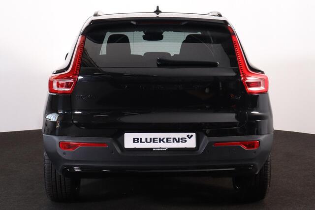 Volvo XC40 B3 Plus Black Edition - IntelliSafe Assist & Surround - 360º Camera - Harman/Kardon audio - Verwarmde voorstoelen & stuur - Parkeersensoren voor & achter - Elektr. bedienb. voorstoelen met geheugen links - Draadloze tel. lader - Standkachel - Extra getint