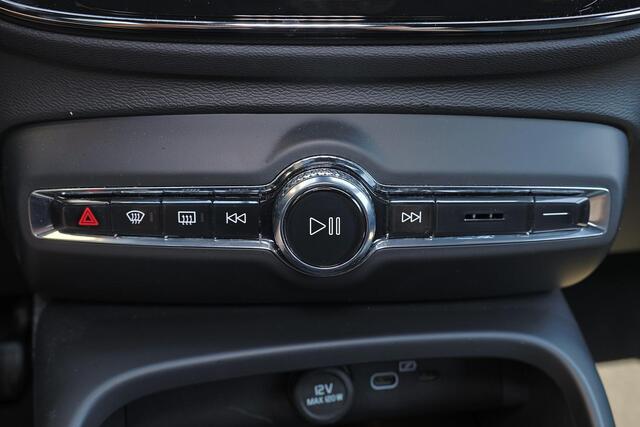 Volvo XC40 B3 Plus Black Edition - IntelliSafe Assist & Surround - 360º Camera - Harman/Kardon audio - Verwarmde voorstoelen & stuur - Parkeersensoren voor & achter - Elektr. bedienb. voorstoelen met geheugen links - Draadloze tel. lader - Standkachel - Extra getint