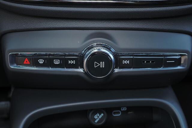 Volvo XC40 B3 Core - IntelliSafe Assist & Surround - 360º Camera - Verwarmde voorstoelen & stuur - Parkeersensoren voor & achter - Elektr. bedienb. voorstoelen met geheugen links - Draadloze tel. lader - Extra getint glas - 19' LMV