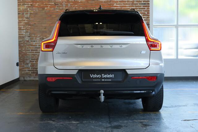 Volvo XC40 Single Motor Extended Range Ultimate 82 kWh | Semi-Electrische Wegklapbare Trekhaak | Panoramadak | 360° Parkeercamera | Parkeersensoren voor + achter | Google Infotainment | 4-Seizoenenbanden | Stoelverwarming | Stuurwielverwarming