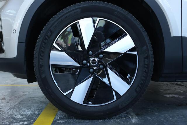Volvo XC40 Single Motor Extended Range Ultimate 82 kWh | Semi-Electrische Wegklapbare Trekhaak | Panoramadak | 360° Parkeercamera | Parkeersensoren voor + achter | Google Infotainment | 4-Seizoenenbanden | Stoelverwarming | Stuurwielverwarming