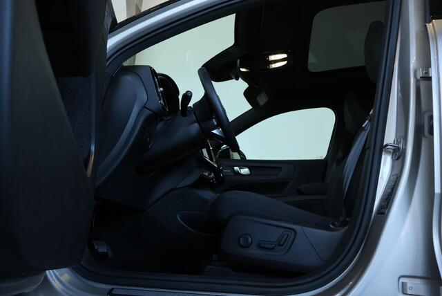 Volvo XC40 Single Motor Extended Range Ultimate 82 kWh | Semi-Electrische Wegklapbare Trekhaak | Panoramadak | 360° Parkeercamera | Parkeersensoren voor + achter | Google Infotainment | 4-Seizoenenbanden | Stoelverwarming | Stuurwielverwarming