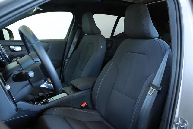 Volvo XC40 Single Motor Extended Range Ultimate 82 kWh | Semi-Electrische Wegklapbare Trekhaak | Panoramadak | 360° Parkeercamera | Parkeersensoren voor + achter | Google Infotainment | 4-Seizoenenbanden | Stoelverwarming | Stuurwielverwarming
