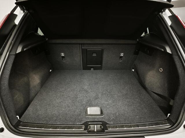 Volvo XC40 1.5 T3 R-Design | Achteruitrijcamera | Navigatie | Stoelverwarming | Elektrische Achterklep |