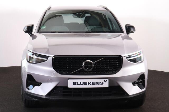 Volvo XC40 B4 Plus Dark - IntelliSafe Assist & Surround - 360º Camera - Harman/Kardon audio - Verwarmde voorstoelen & stuur - Parkeersensoren voor & achter - Elektr. bedienb. voorstoelen met geheugen links - Draadloze tel. lader - Standkachel - Extra getint glas - 1