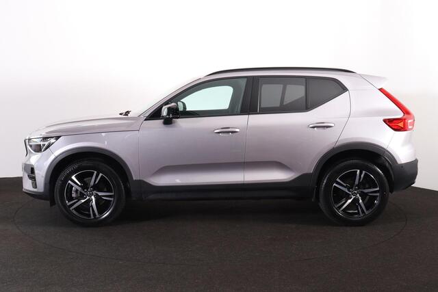 Volvo XC40 B4 Plus Dark - IntelliSafe Assist & Surround - 360º Camera - Harman/Kardon audio - Verwarmde voorstoelen & stuur - Parkeersensoren voor & achter - Elektr. bedienb. voorstoelen met geheugen links - Draadloze tel. lader - Standkachel - Extra getint glas - 1