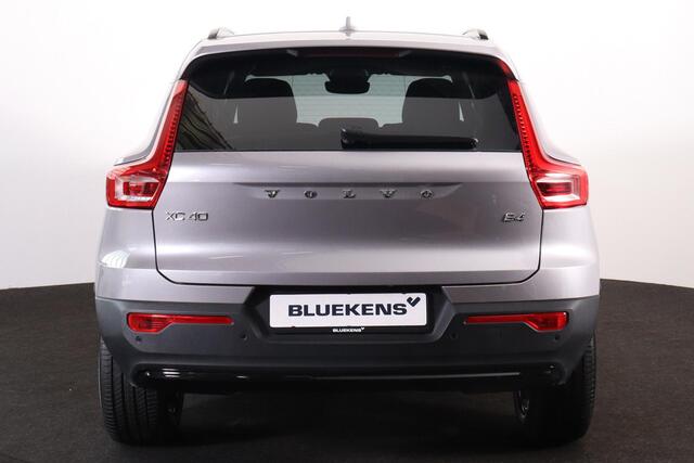 Volvo XC40 B4 Plus Dark - IntelliSafe Assist & Surround - 360º Camera - Harman/Kardon audio - Verwarmde voorstoelen & stuur - Parkeersensoren voor & achter - Elektr. bedienb. voorstoelen met geheugen links - Draadloze tel. lader - Standkachel - Extra getint glas - 1