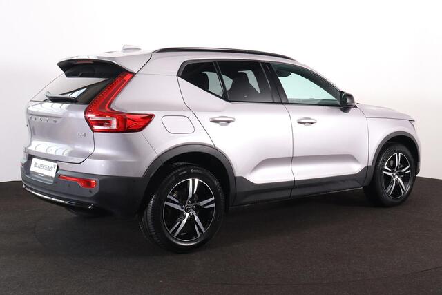 Volvo XC40 B4 Plus Dark - IntelliSafe Assist & Surround - 360º Camera - Harman/Kardon audio - Verwarmde voorstoelen & stuur - Parkeersensoren voor & achter - Elektr. bedienb. voorstoelen met geheugen links - Draadloze tel. lader - Standkachel - Extra getint glas - 1