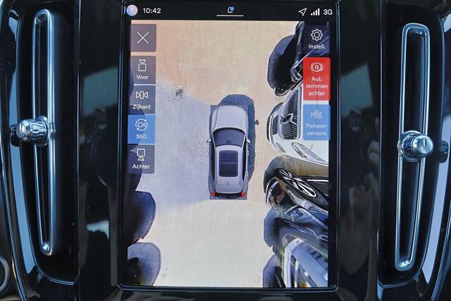Volvo XC40 B4 Plus Dark - IntelliSafe Assist & Surround - 360º Camera - Harman/Kardon audio - Verwarmde voorstoelen & stuur - Parkeersensoren voor & achter - Elektr. bedienb. voorstoelen met geheugen links - Draadloze tel. lader - Standkachel - Extra getint glas - 1
