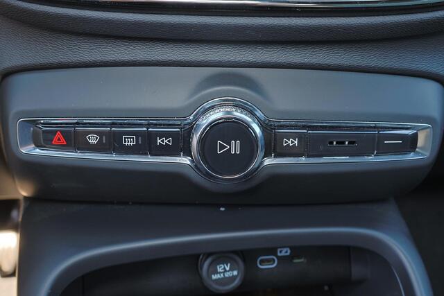 Volvo XC40 B4 Plus Dark - IntelliSafe Assist & Surround - 360º Camera - Harman/Kardon audio - Verwarmde voorstoelen & stuur - Parkeersensoren voor & achter - Elektr. bedienb. voorstoelen met geheugen links - Draadloze tel. lader - Standkachel - Extra getint glas - 1
