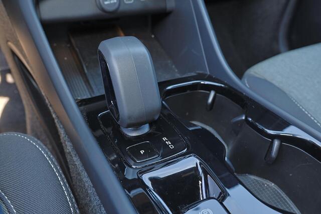 Volvo XC40 B4 Plus Dark - IntelliSafe Assist & Surround - 360º Camera - Harman/Kardon audio - Verwarmde voorstoelen & stuur - Parkeersensoren voor & achter - Elektr. bedienb. voorstoelen met geheugen links - Draadloze tel. lader - Standkachel - Extra getint glas - 1