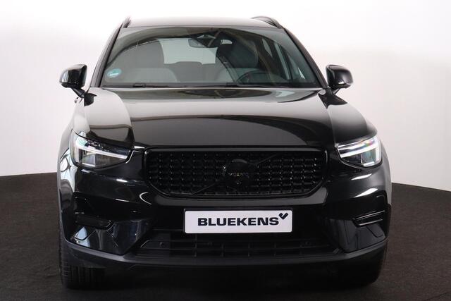 Volvo XC40 B3 Plus Black Edition - IntelliSafe Assist & Surround - 360º Camera - Harman/Kardon audio - Verwarmde voorstoelen & stuur - Parkeersensoren voor & achter - Elektr. bedienb. voorstoelen met geheugen links - Draadloze tel. lader - Standkachel - Extra getint