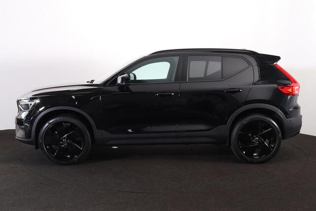 Volvo XC40 B3 Plus Black Edition - IntelliSafe Assist & Surround - 360º Camera - Harman/Kardon audio - Verwarmde voorstoelen & stuur - Parkeersensoren voor & achter - Elektr. bedienb. voorstoelen met geheugen links - Draadloze tel. lader - Standkachel - Extra getint