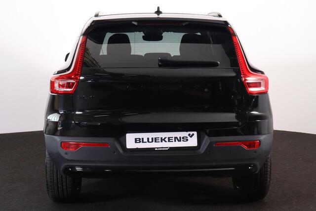 Volvo XC40 B3 Plus Black Edition - IntelliSafe Assist & Surround - 360º Camera - Harman/Kardon audio - Verwarmde voorstoelen & stuur - Parkeersensoren voor & achter - Elektr. bedienb. voorstoelen met geheugen links - Draadloze tel. lader - Standkachel - Extra getint