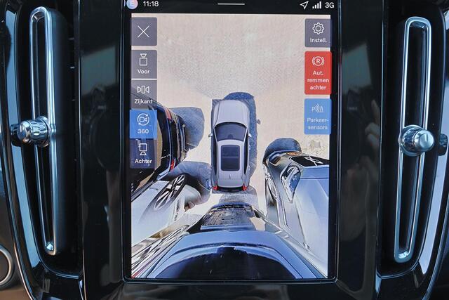 Volvo XC40 B3 Plus Black Edition - IntelliSafe Assist & Surround - 360º Camera - Harman/Kardon audio - Verwarmde voorstoelen & stuur - Parkeersensoren voor & achter - Elektr. bedienb. voorstoelen met geheugen links - Draadloze tel. lader - Standkachel - Extra getint