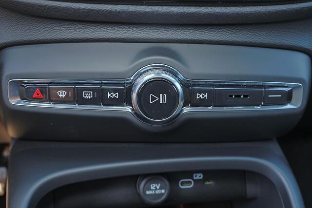 Volvo XC40 B3 Plus Black Edition - IntelliSafe Assist & Surround - 360º Camera - Harman/Kardon audio - Verwarmde voorstoelen & stuur - Parkeersensoren voor & achter - Elektr. bedienb. voorstoelen met geheugen links - Draadloze tel. lader - Standkachel - Extra getint