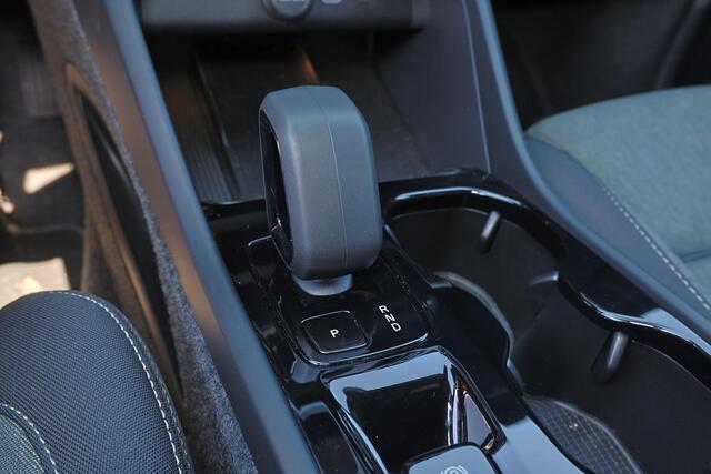 Volvo XC40 B3 Plus Black Edition - IntelliSafe Assist & Surround - 360º Camera - Harman/Kardon audio - Verwarmde voorstoelen & stuur - Parkeersensoren voor & achter - Elektr. bedienb. voorstoelen met geheugen links - Draadloze tel. lader - Standkachel - Extra getint