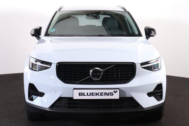 Volvo XC40 B3 Plus Dark - IntelliSafe Assist & Surround - 360º Camera - Harman/Kardon audio - Verwarmde voorstoelen & stuur - Parkeersensoren voor & achter - Elektr. bedienb. voorstoelen met geheugen links - Draadloze tel. lader - Standkachel - Extra getint glas - 1