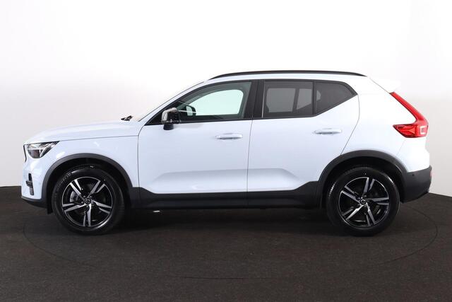 Volvo XC40 B3 Plus Dark - IntelliSafe Assist & Surround - 360º Camera - Harman/Kardon audio - Verwarmde voorstoelen & stuur - Parkeersensoren voor & achter - Elektr. bedienb. voorstoelen met geheugen links - Draadloze tel. lader - Standkachel - Extra getint glas - 1