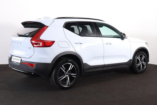 Volvo XC40 B3 Plus Dark - IntelliSafe Assist & Surround - 360º Camera - Harman/Kardon audio - Verwarmde voorstoelen & stuur - Parkeersensoren voor & achter - Elektr. bedienb. voorstoelen met geheugen links - Draadloze tel. lader - Standkachel - Extra getint glas - 1