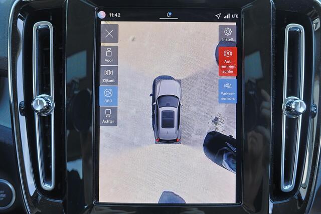 Volvo XC40 B3 Plus Dark - IntelliSafe Assist & Surround - 360º Camera - Harman/Kardon audio - Verwarmde voorstoelen & stuur - Parkeersensoren voor & achter - Elektr. bedienb. voorstoelen met geheugen links - Draadloze tel. lader - Standkachel - Extra getint glas - 1