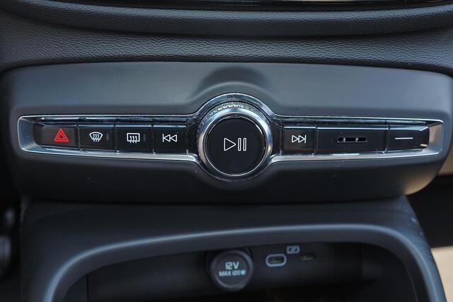 Volvo XC40 B3 Plus Dark - IntelliSafe Assist & Surround - 360º Camera - Harman/Kardon audio - Verwarmde voorstoelen & stuur - Parkeersensoren voor & achter - Elektr. bedienb. voorstoelen met geheugen links - Draadloze tel. lader - Standkachel - Extra getint glas - 1