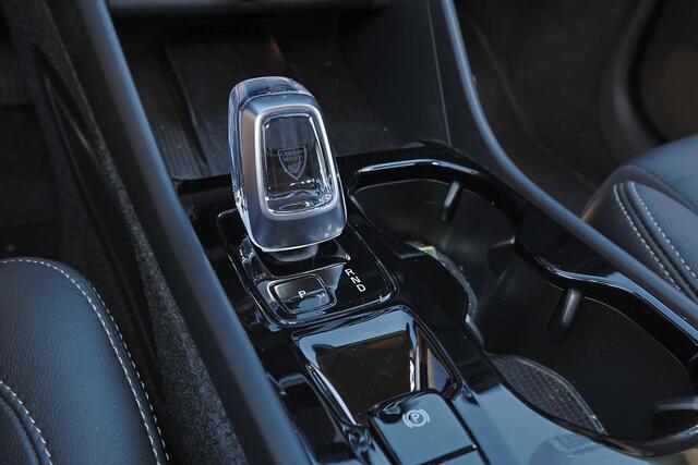 Volvo XC40 B3 Plus Dark - IntelliSafe Assist & Surround - 360º Camera - Harman/Kardon audio - Verwarmde voorstoelen & stuur - Parkeersensoren voor & achter - Elektr. bedienb. voorstoelen met geheugen links - Draadloze tel. lader - Standkachel - Extra getint glas - 1