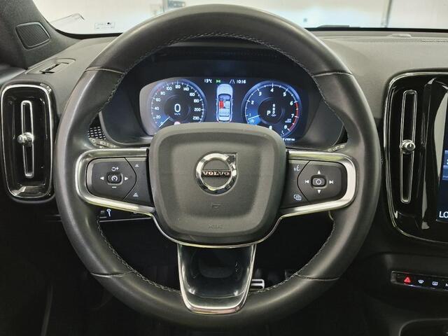 Volvo XC40 2.0 B3 R-Design | Stoel/Stuur verwarming | Adaptieve Cruise | Parkeersensoren V+A | Parkeercamera | Extra getint glas | Harman/Kardon | BLIS | Volvo on Call |