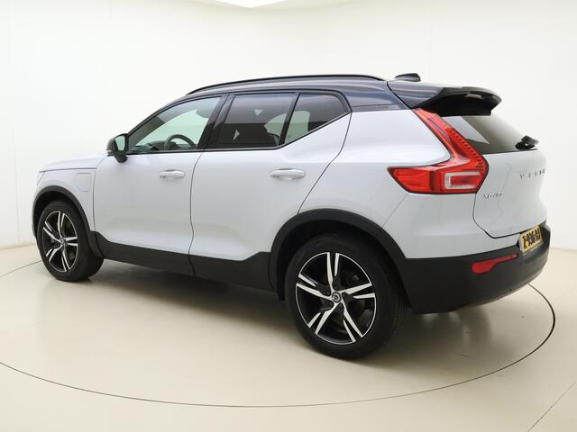 Volvo XC40 T4 211pk R-Design / Full-LED / Elektr. Stoelen / Panoramadak / 360 camera / Harman&Kardon Audio / 19'' / Getint glas / Keyless / Trekhaak / Stoel + Stuurw. Verwarming / Achterb. Verwarming / ACC / BLIS /