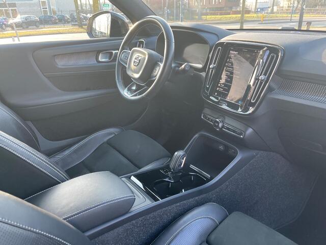 Volvo XC40 Recharge P8 AWD R-Design | Trekhaak | Panoramadak | Harman Kardon Audio | 360 Graden Camera | Parkeersensoren | Keyless Entry | Elektrische Achterklep | Navigatie | Cruise Control Adaptief | BLIS