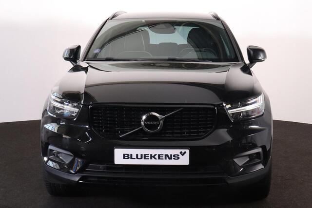 Volvo XC40 T4 Recharge R-Design Expression - IntelliSafe Assist & Surround - Harman/Kardon audio - Adaptieve LED koplampen - Parkeercamera achter - Verwarmde voorstoelen & stuur - Parkeersensoren voor & achter - Draadloze tel. lader - Extra getint glas - 19' LMV