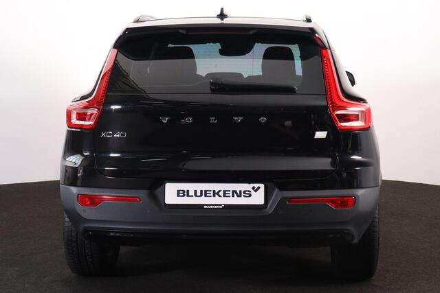 Volvo XC40 T4 Recharge R-Design Expression - IntelliSafe Assist & Surround - Harman/Kardon audio - Adaptieve LED koplampen - Parkeercamera achter - Verwarmde voorstoelen & stuur - Parkeersensoren voor & achter - Draadloze tel. lader - Extra getint glas - 19' LMV