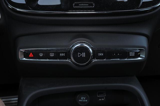 Volvo XC40 T4 Recharge R-Design Expression - IntelliSafe Assist & Surround - Harman/Kardon audio - Adaptieve LED koplampen - Parkeercamera achter - Verwarmde voorstoelen & stuur - Parkeersensoren voor & achter - Draadloze tel. lader - Extra getint glas - 19' LMV