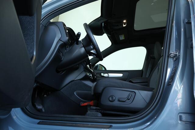 Volvo XC40 1.5 T4 Plug-in hybrid Plus Dark | Panoramadak | Adaptive Cruise Control | Parkeercamera | Parkeersensoren voor + achter | Navigatie | Comfortstoelen | Stoelverwarming | Stuurwielverwarming | Electrische bedienbare voorstoelen