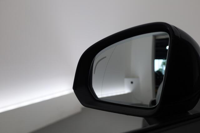 Volvo XC40 Single Motor Extended Range Plus 82 kWh | Rijklaar! | Dig. Cockpit | Bliss | Pilot Assist | Stuur- Stoelverw. | Camera+PDC | Google | App.Connect | Elek. Klep | Led | LM V