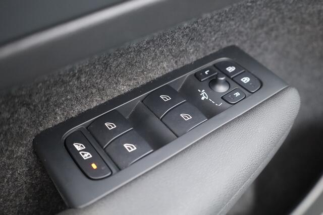 Volvo XC40 2.0 B3 Essential | Apple CarPlay & Android Auto | Cruise | PDC V+A | Stoel-Stuurverw. | Camera | 19"