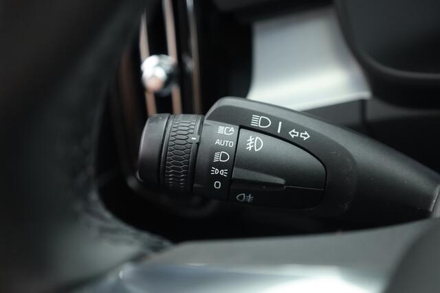 Volvo XC40 2.0 B3 Essential | Apple CarPlay & Android Auto | Cruise | PDC V+A | Stoel-Stuurverw. | Camera | 19"